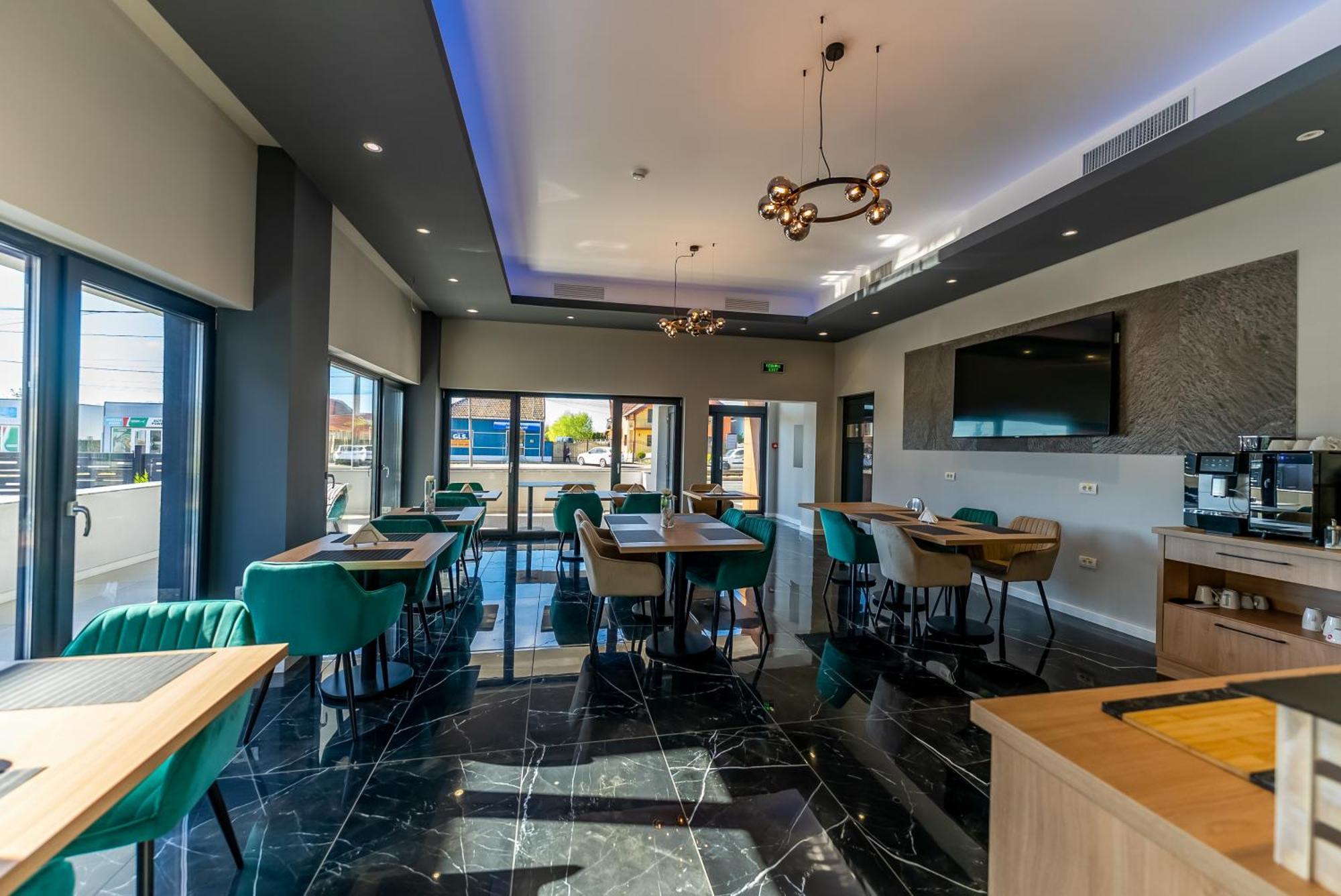 M City Aparthotel Arad Zewnętrze zdjęcie